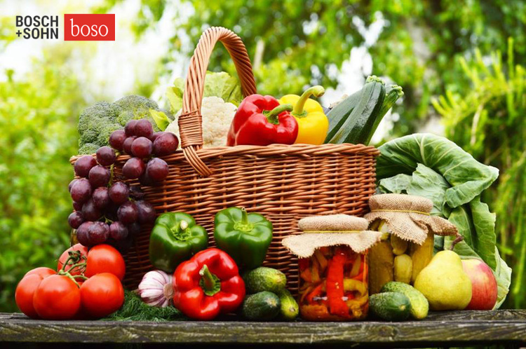 Bạn nên tăng cường ăn trái cây và rau tươi để giảm huyết áp