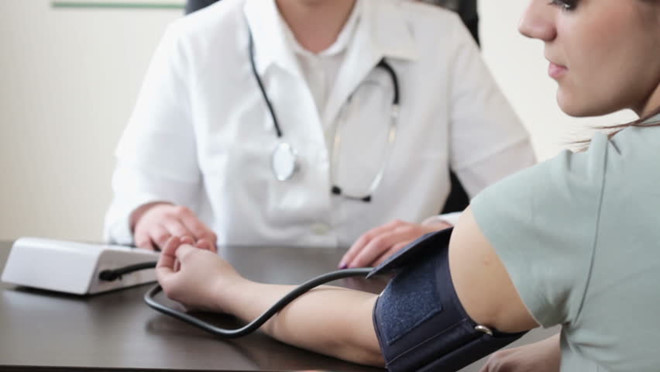 Người bệnh có nên tự đo huyết áp khi nằm?
